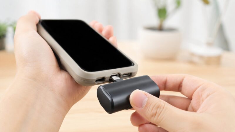 厚いスマホケースで直挿しモバイルバッテリーが挿しにくい様子