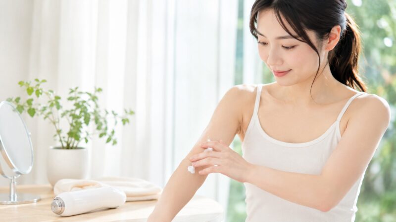 ナノガラス脱毛器使用後に腕を保湿する日本人女性