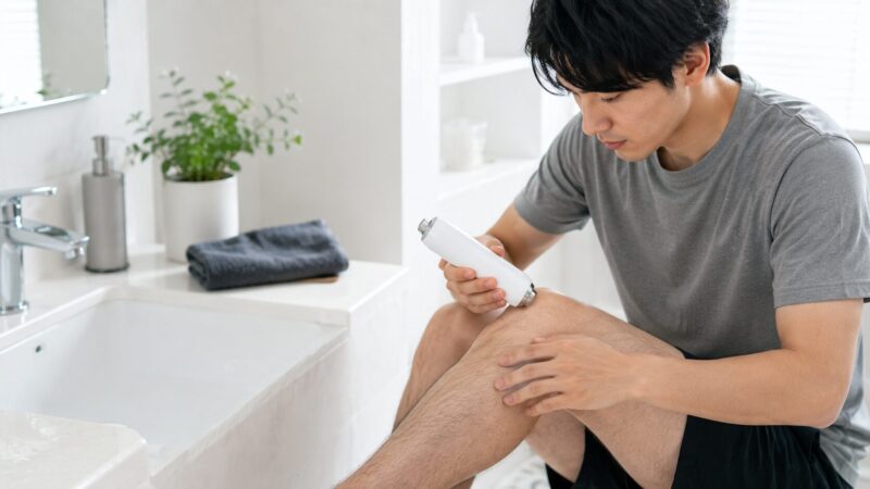 男性がナノガラス脱毛器を脚のムダ毛処理に使う前に確認するイメージ