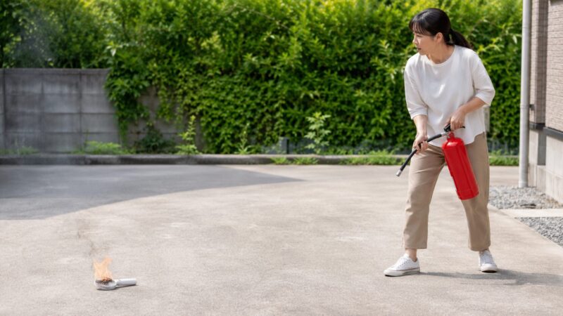発火したハンディファンから距離を取り安全に対処する様子
