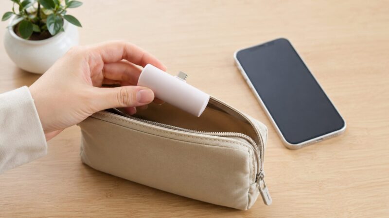 ポーチに入る小型直挿しモバイルバッテリーの携帯性