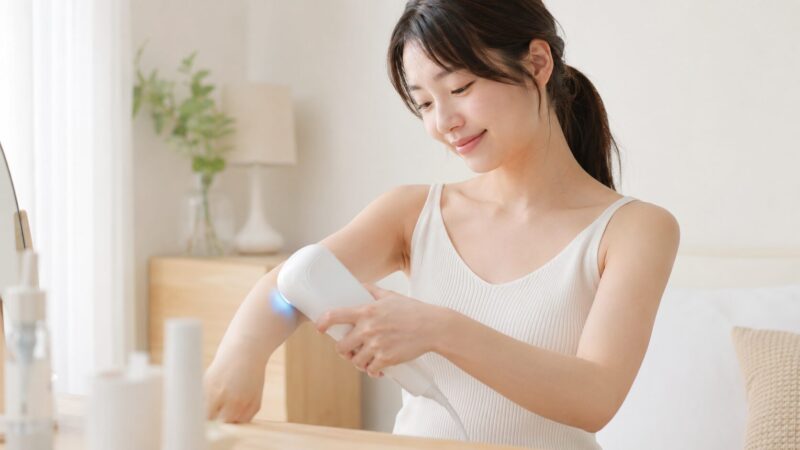 　冷却機能付き家庭用脱毛器を腕に使う日本人女性