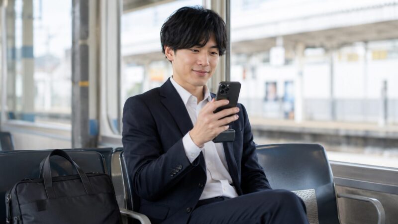 外出先で小型直挿しモバイルバッテリーを便利に使う日本人