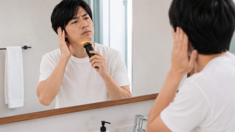 シェーバーの音と刃の熱さを気にする男性