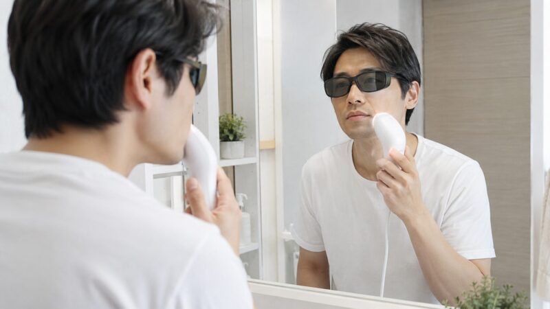 髭まわりに家庭用脱毛器を使う日本人男性