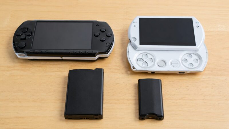 PSP Goと通常のPSP用バッテリーの違いを比較しているイメージ
