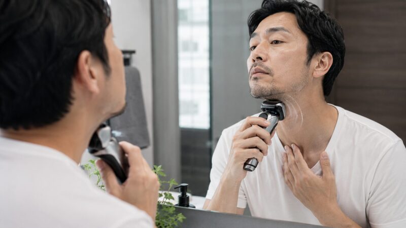 濃いヒゲやアゴ下の寝たヒゲを高性能シェーバーで剃る日本人男性
