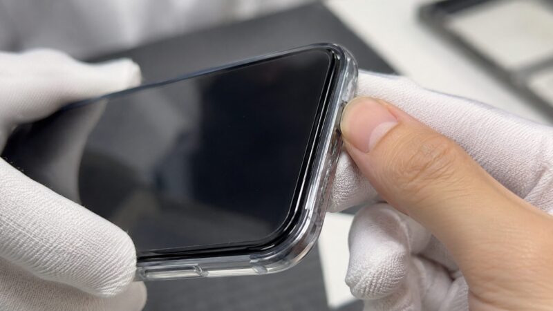 -iPhone17用ガラスフィルムの端浮きとケース干渉を確認する様子