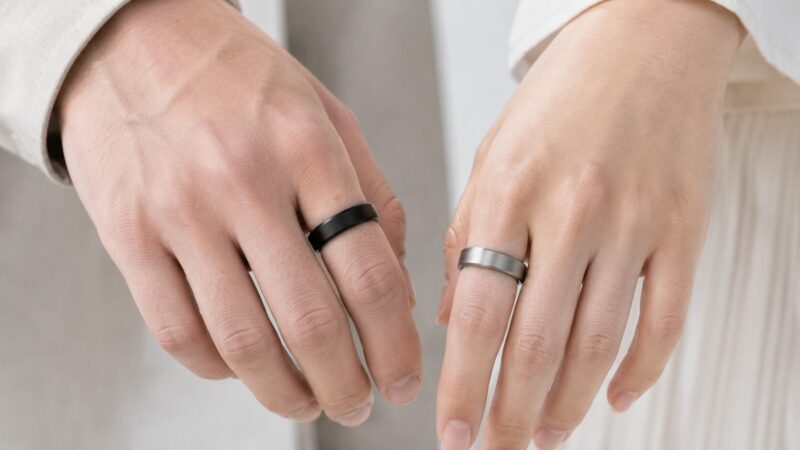 日本人男女の指に装着したスマートリングのサイズと装着感の比較