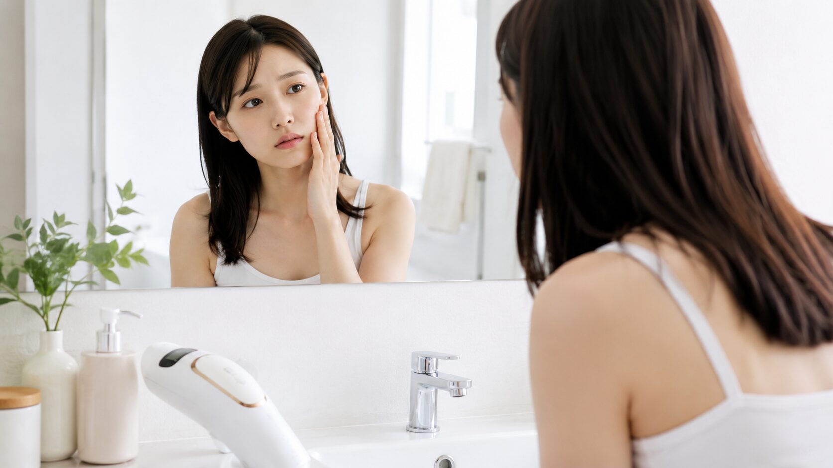 　サロニア脱毛器の効果に不安を感じる女性と家庭用光美容器