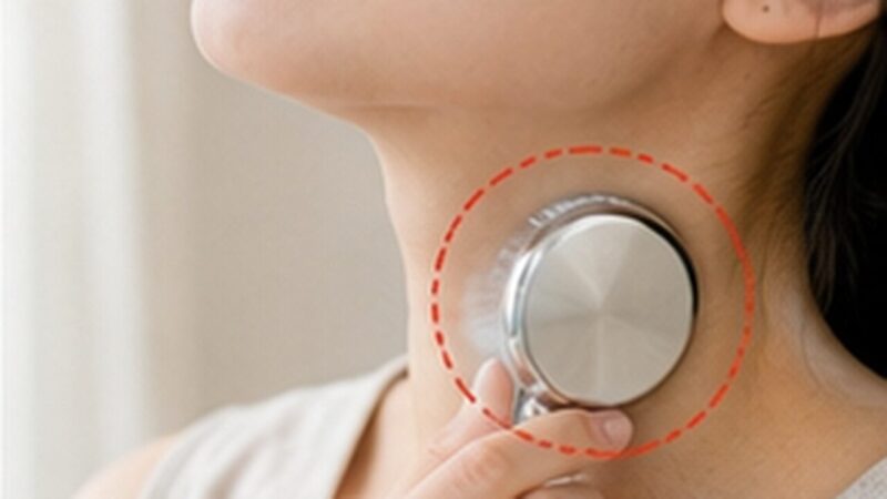 小型の冷却プレートを首元の限られた範囲へ当てている様子