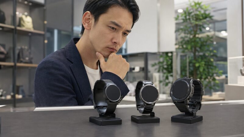 用途と耐久性を比較してスマートウォッチを選ぶ日本人男性