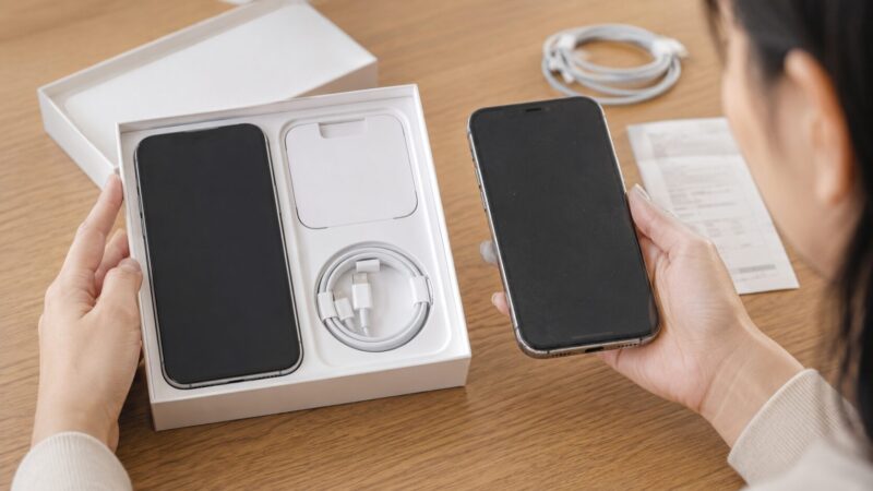新品と中古のiPhoneの状態を比較して確認する様子