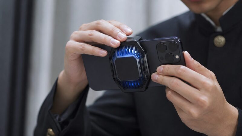 温度表示つきスマホクーラーで冷やしすぎを確認しながら使うイメージ