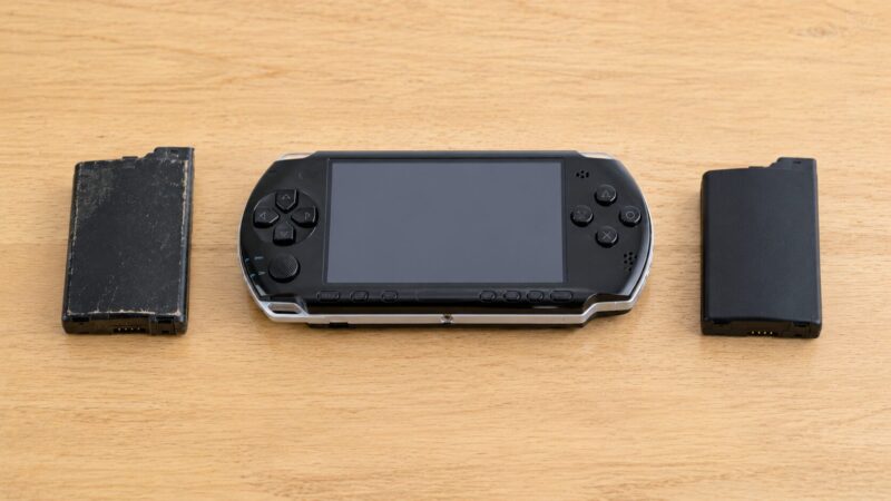 PSPバッテリーの純正品と互換品の違いを比較するイメージ