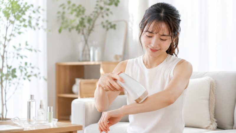 冷却機能付き家庭用IPL脱毛器を腕に使う日本人女性