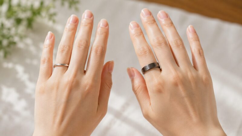 結婚指輪とスマートリングを別の指につけた手
