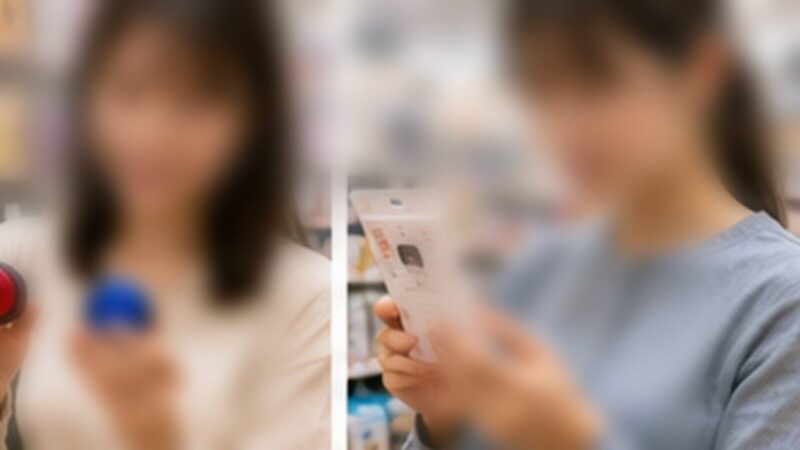 100円ショップで短時間録音商品を比較する日本人女性