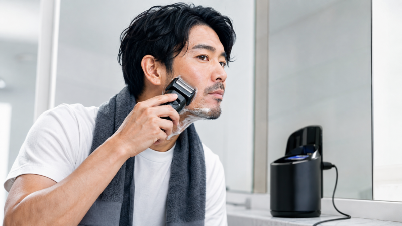 幅広多枚刃の電気シェーバーで濃いヒゲを効率よく剃る日本人男性