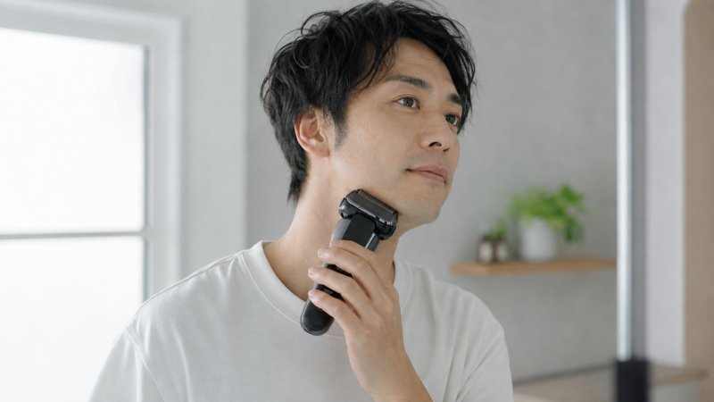 電気シェーバーを強く押し付けずにアゴを剃る日本人男性